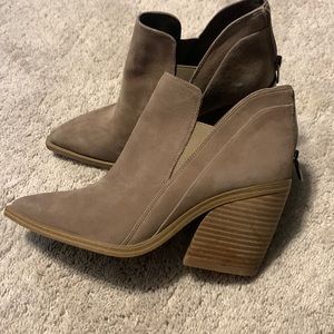 Vince Camuto gradina beige block heeled ankle bootie boots Size 8.5m